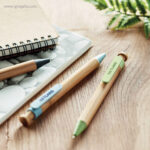 Bolígrafo cuerpo de bamboo y paja verde - RG regalos publicitarios